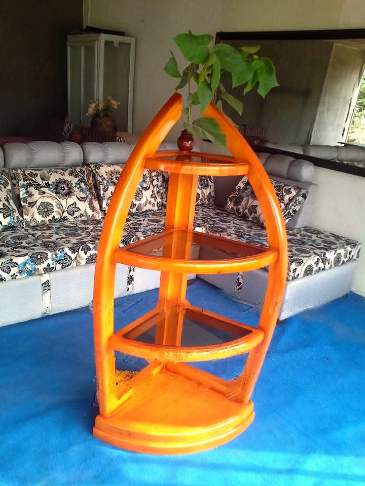 Étagère d'angle en bois verni et verre